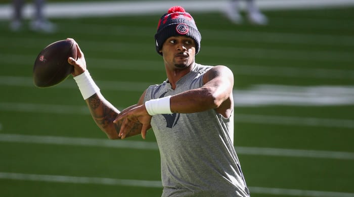 Deshaun Watson warms up before a game